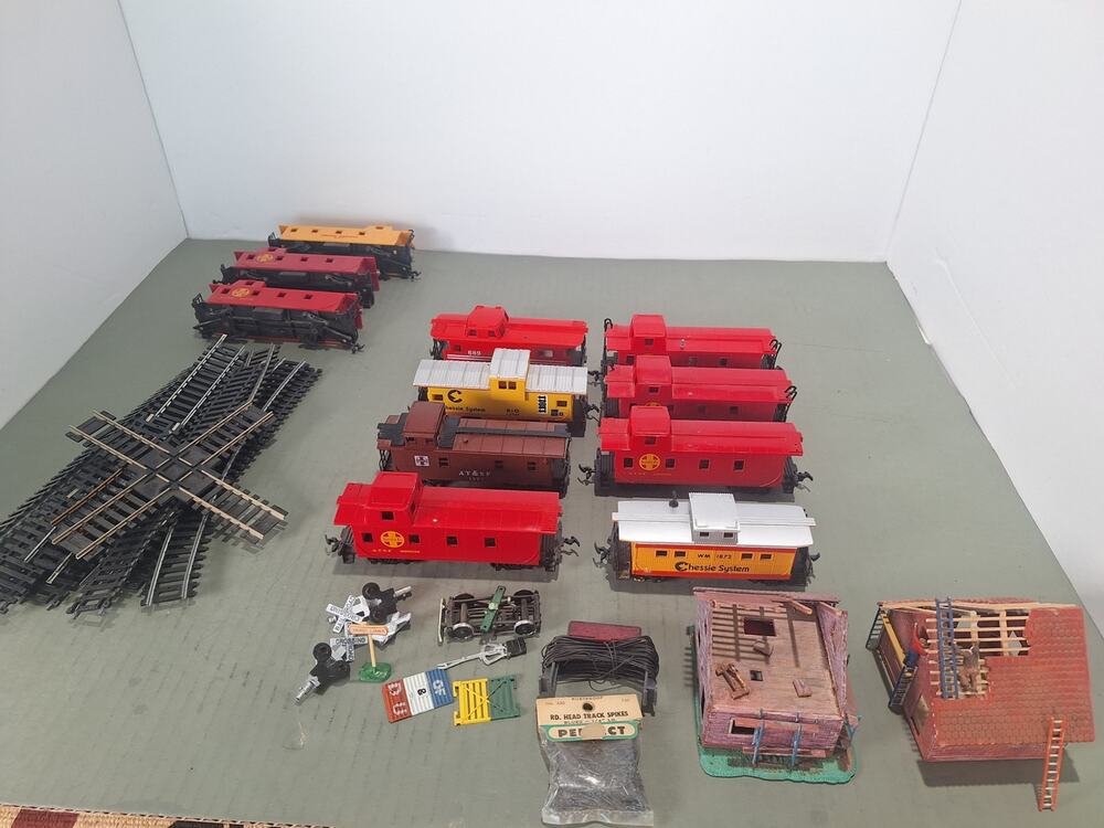 HO Scale Caboose Lot 11 Total ATSF Santa Fe Chessie B&O + Track Parts